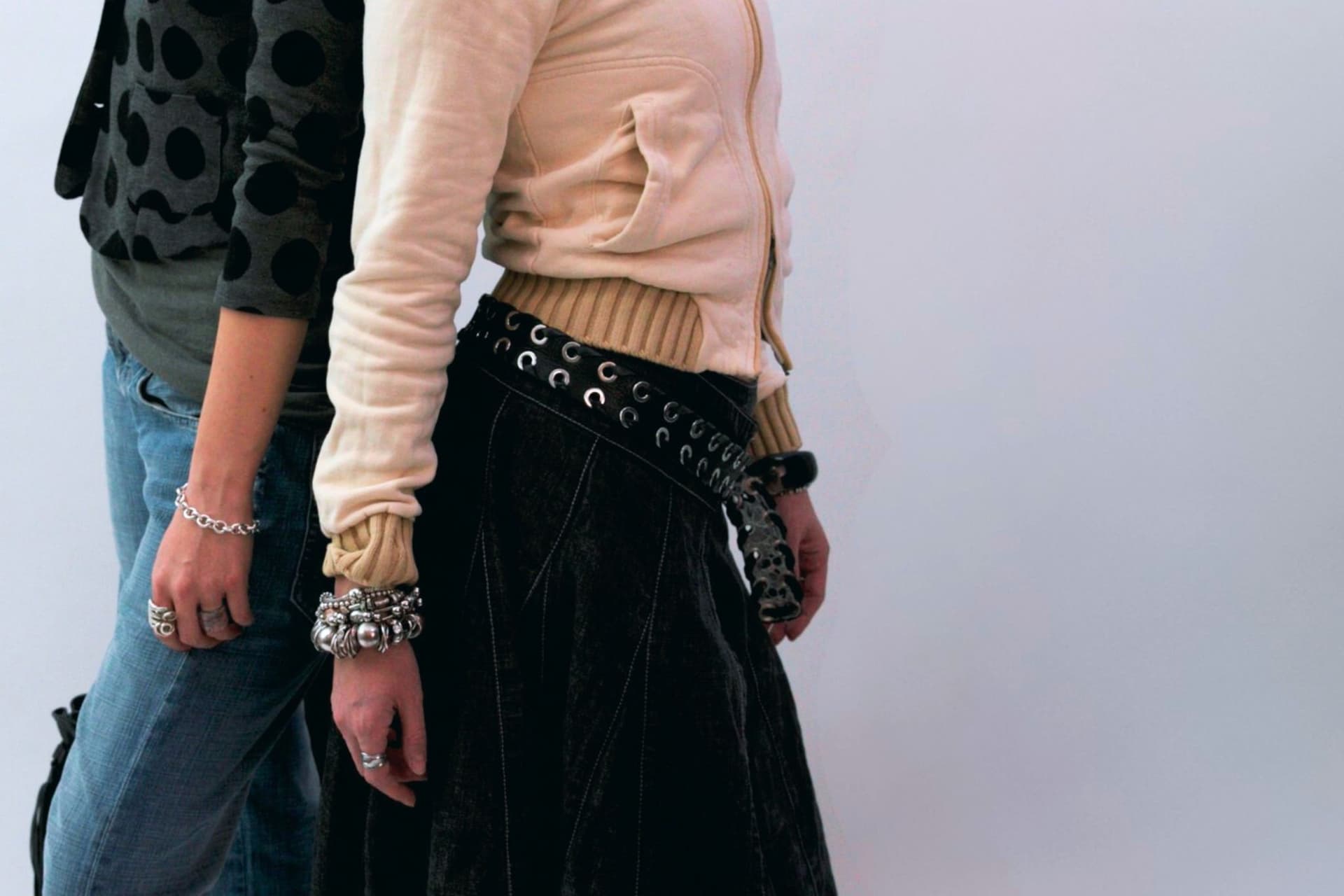 2 Models in vintage streetwear layering outfit