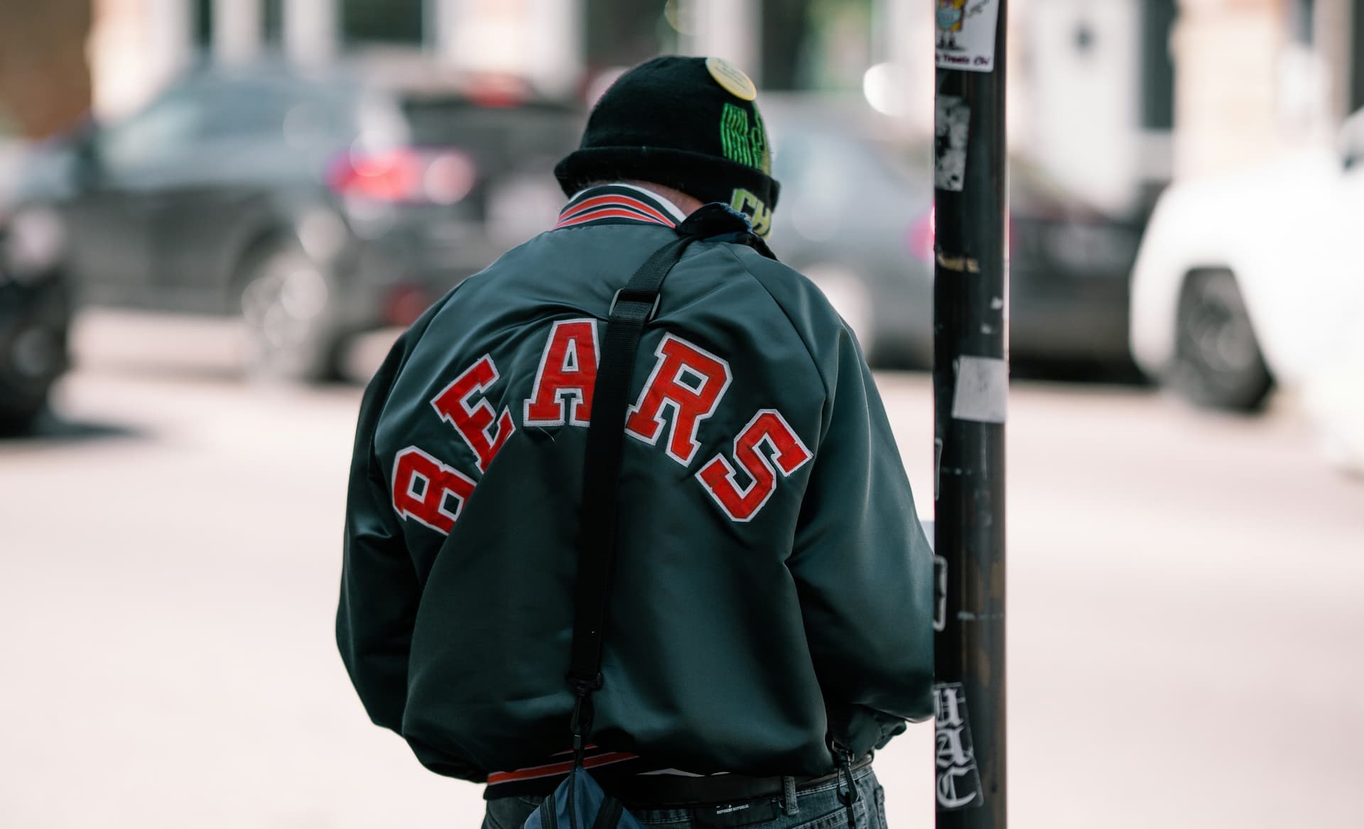 Model in Vintage NFL College Jacke von hinten