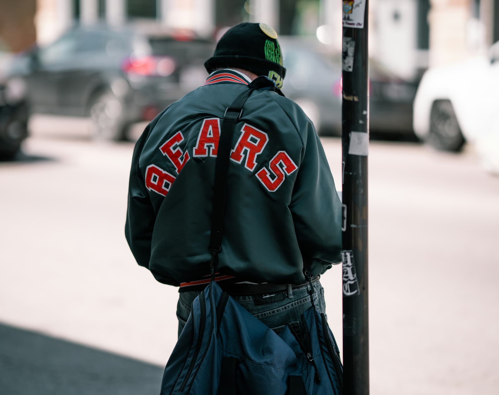 Mann in College Jacke NFL