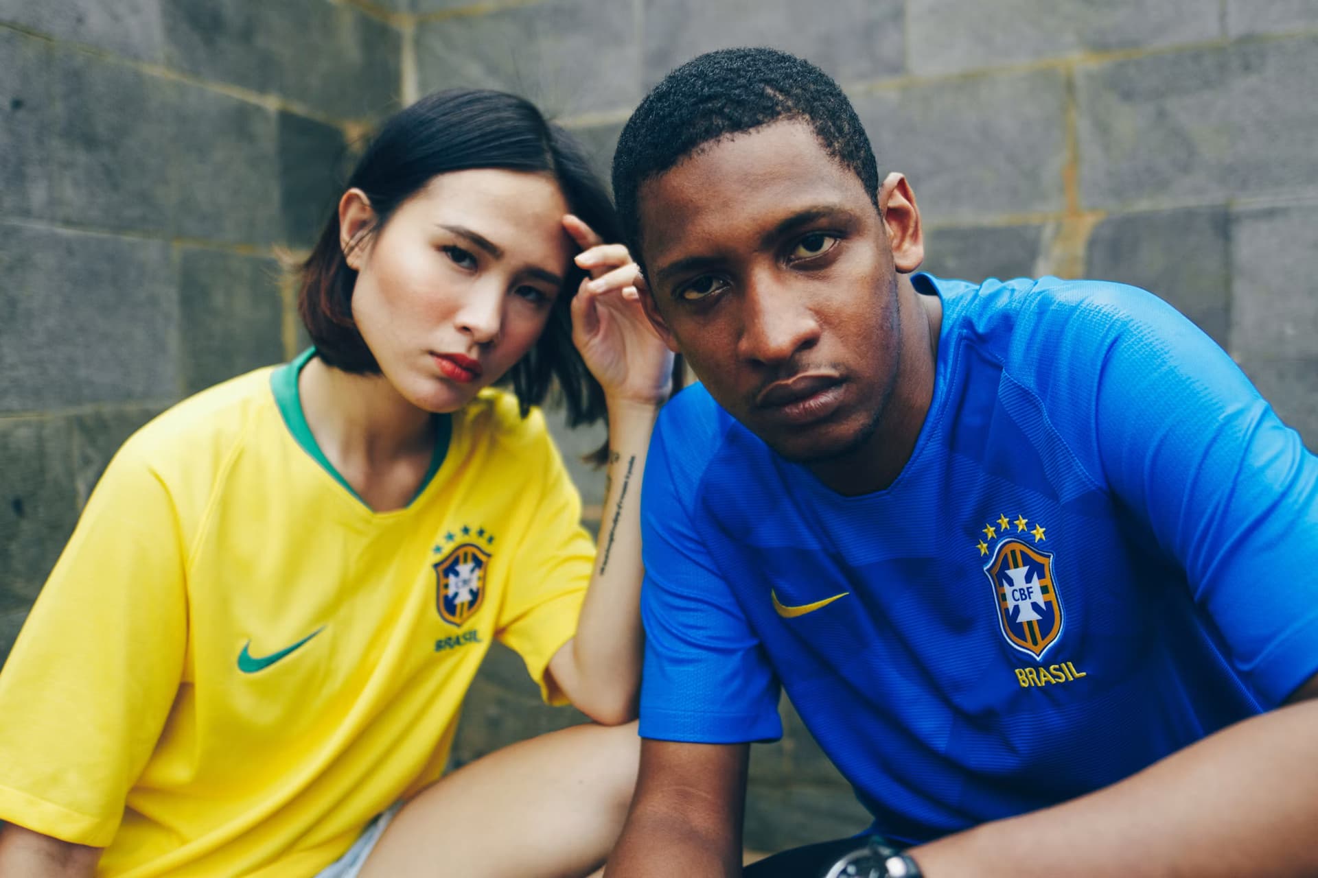Models in Retro Fußball Trikots