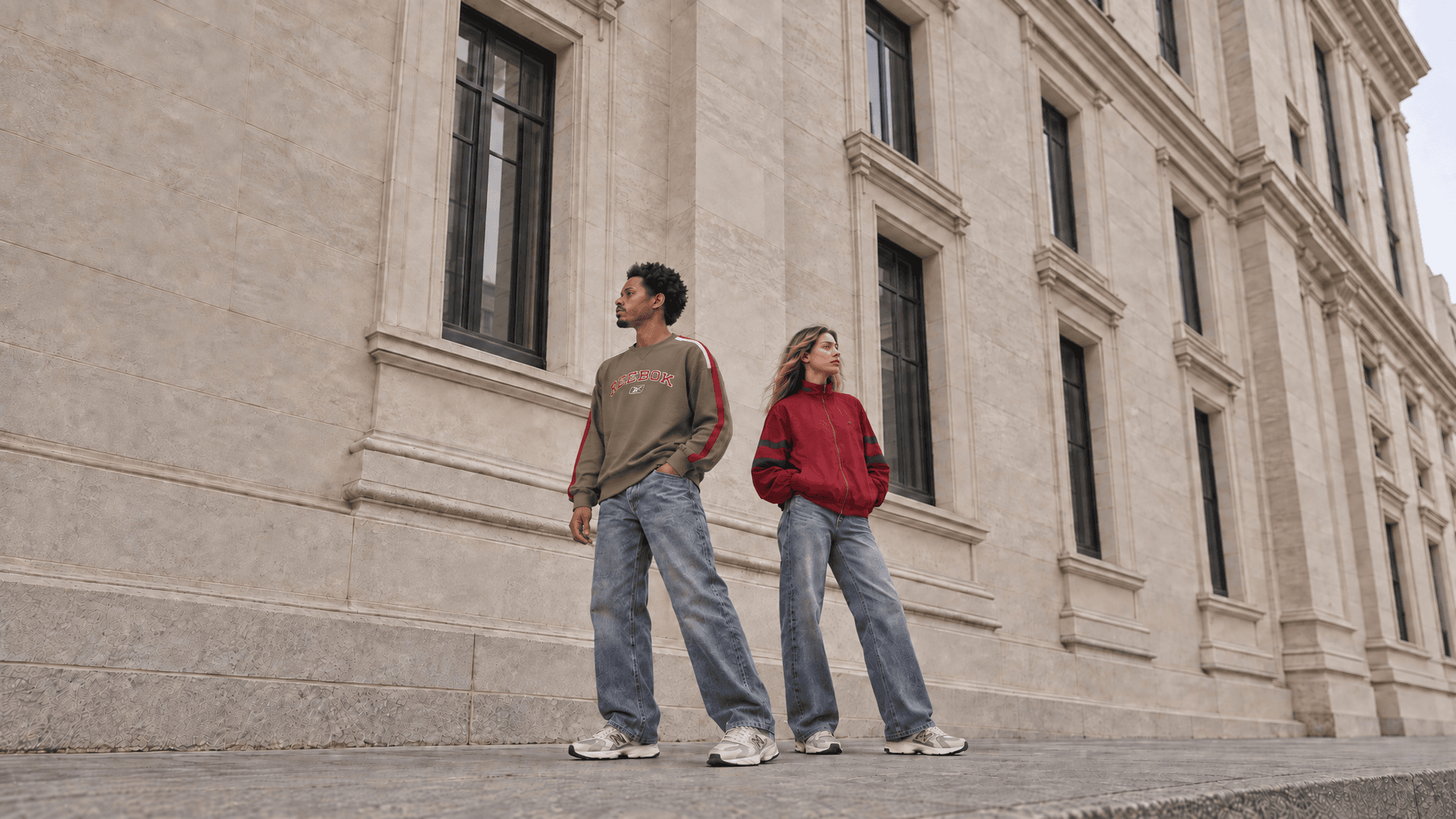 2 models in vintage streetwear looks 90s und y2k