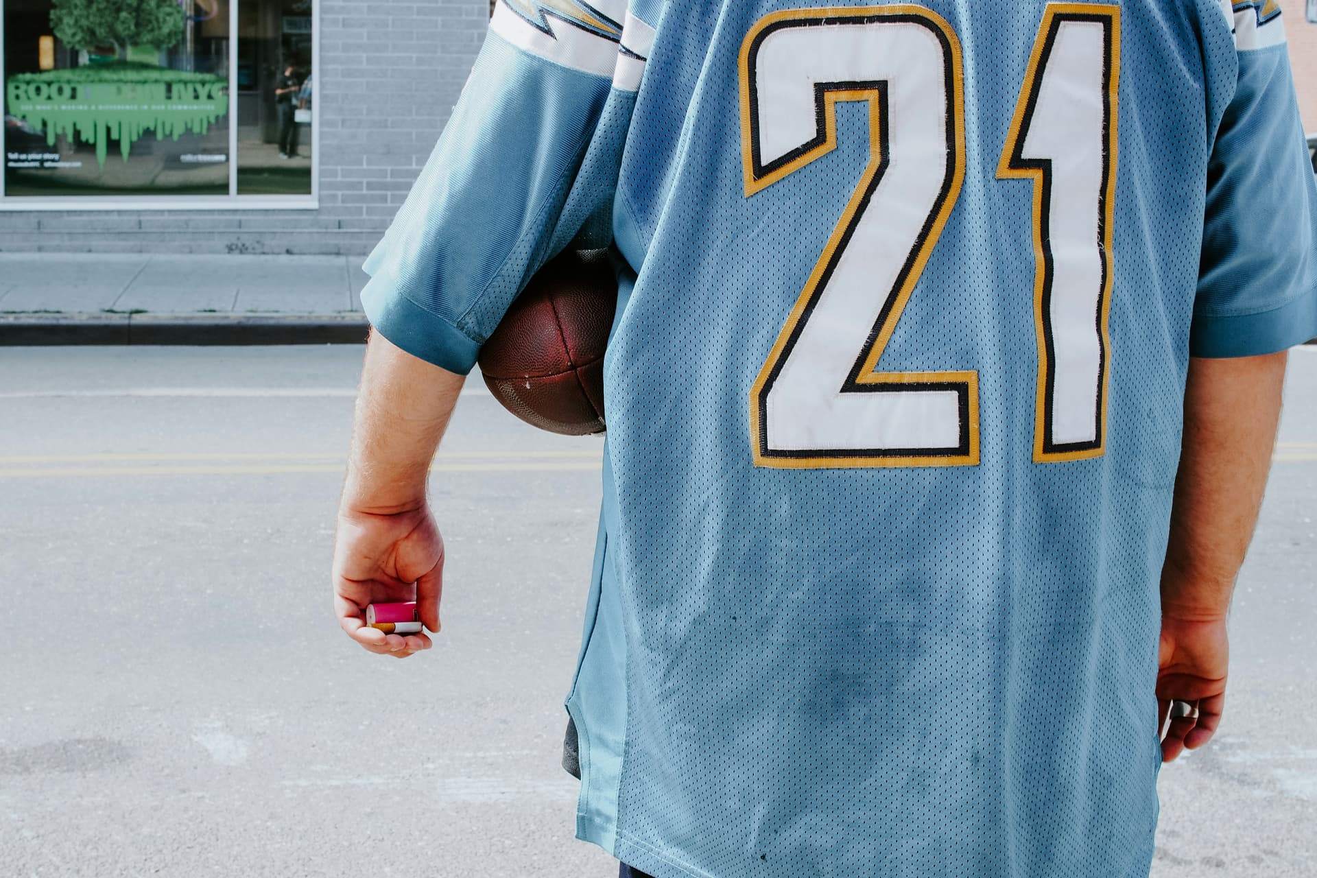Model von hinten im Jersey NFL